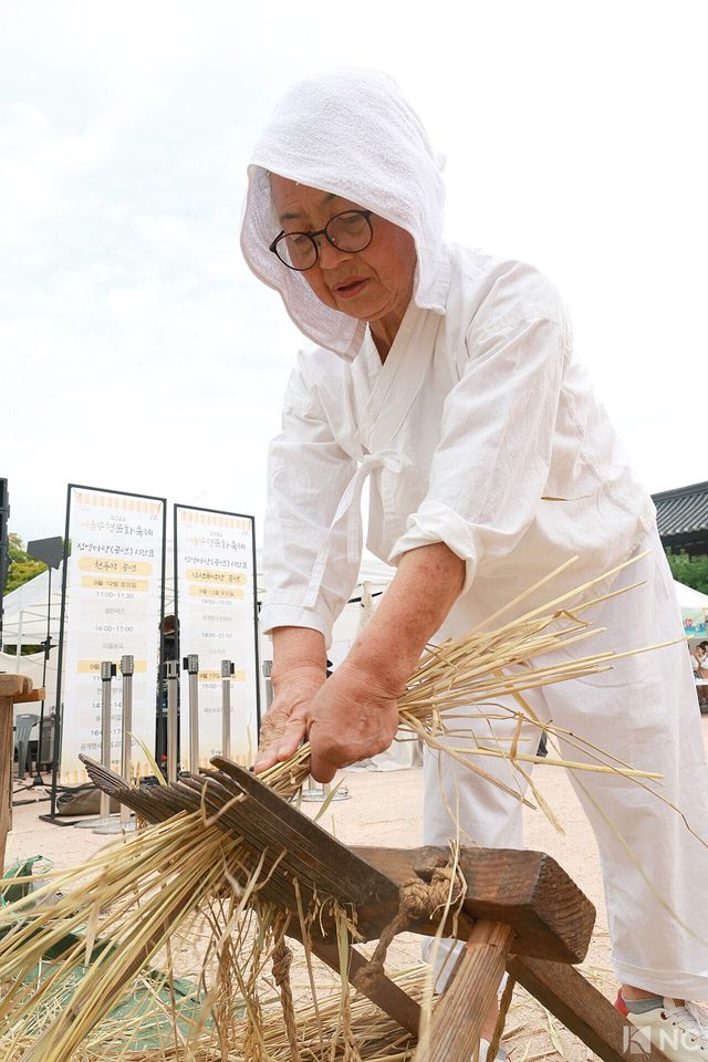 마들농요보존회가 12일 오후 서울 중구 남산골한옥마을 천우각마당에서 마들농요 공연을 펼치고 있다. 사진=김규빈 기자