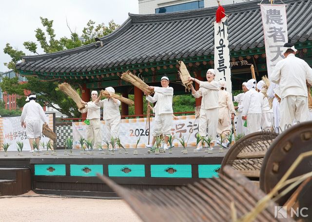 마들농요보존회가 12일 오후 서울 중구 남산골한옥마을 천우각마당에서 마들농요 공연을 펼치고 있다. 사진=김규빈 기자