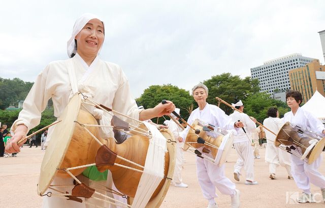 마들농요보존회가 12일 오후 서울 중구 남산골한옥마을 천우각마당에서 마들농요 공연을 펼치고 있다. 사진=김규빈 기자