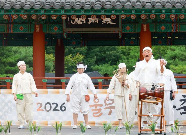 마들농요보존회가 12일 오후 서울 중구 남산골한옥마을 천우각마당에서 마들농요 공연을 펼치고 있다. 사진=김규빈 기자