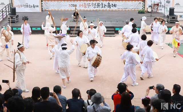 마들농요보존회가 12일 오후 서울 중구 남산골한옥마을 천우각마당에서 마들농요 공연을 펼치고 있다. 사진=김규빈 기자