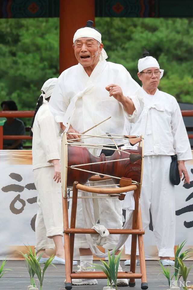 마들농요보존회가 12일 오후 서울 중구 남산골한옥마을 천우각마당에서 마들농요 공연을 펼치고 있다. 사진=김규빈 기자