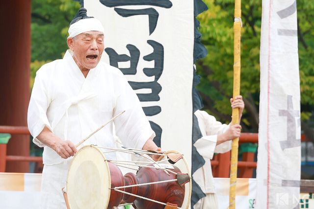 마들농요보존회가 12일 오후 서울 중구 남산골한옥마을 천우각마당에서 마들농요 공연을 펼치고 있다. 사진=김규빈 기자