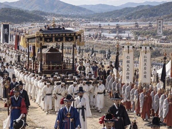 An AI-generated reconstruction of the massive 1731 procession that transferred the coffins of King Injo and Queen Inyeol to the new royal tomb site. The image illustrates the scale of a royal reburial ceremony and was created to aid understanding of the article. Photo courtesy of AI-generated image