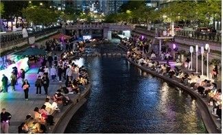 Seoul Outdoor Library at Cheonggyecheon Stream at night. Photo courtesy of Seoul Metropolitan Government