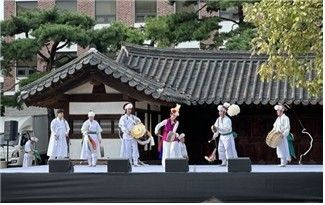 Chuseok festivities at Unhyeongung Palace. Photo courtesy of Seoul Metropolitan Government