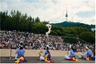 Chuseok festivities at Namsangol Hanok Village. Photo courtesy of Seoul Metropolitan Government