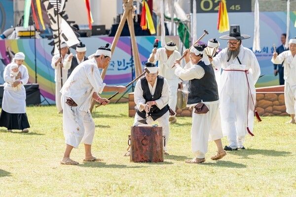 A competition at the Korean Folk Arts Festival. Photo courtesy of the Traditional Performing Arts Promotion Foundation