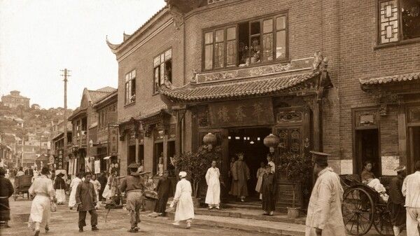 1910년대 인천 개항장 중국인 거리와 초기 중화요리점의 모습을 재현했다. 벽돌 건물과 중국식 장식, 거리의 행인을 통해 당시 화교 사회와 중화요리 문화의 형성기를 표현했다. 사진=AI 제작 이미지