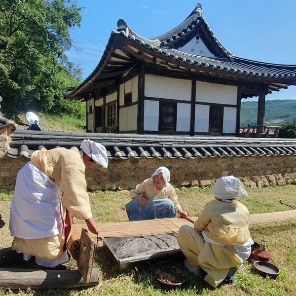 '안동포짜기' 공개행사에서 베메기 과정을 시연하고 있는 모습. 사진=안동시
