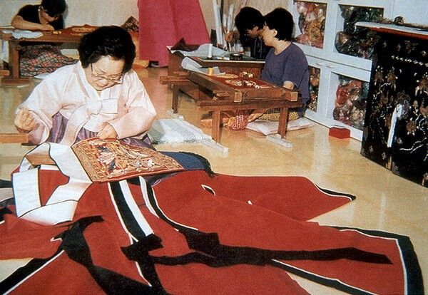 자수장 (刺繡匠). 사진=국가유산청
