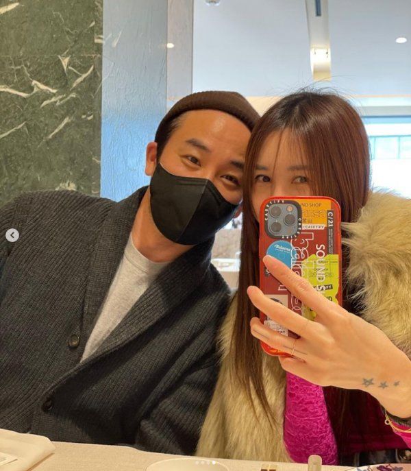 엄태웅, 아내 윤혜진과 다정한 투샷...방송 복귀 전망?(사진=윤혜진 인스타 캡쳐)