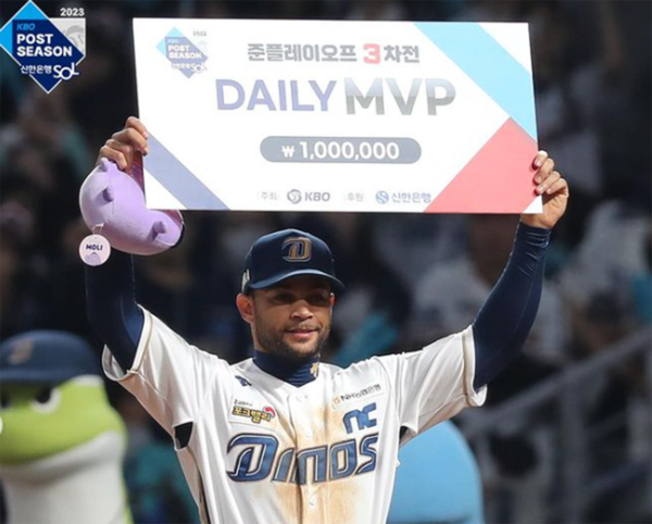 준플레이오프 3차전,MVP는 NC를 승리로 이끈 마틴 선수다!마틴 선수는 4타수 2안타(1홈런) 3타점 2득점을 기록하며준플레이오프 3차전 MVP로 선정되었다.(출처=KBO)