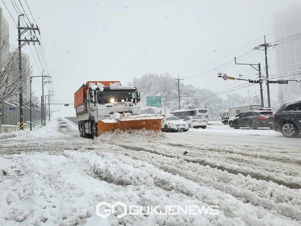 사진= 속초시 올해 1월 폭설 제설작업/시제공
