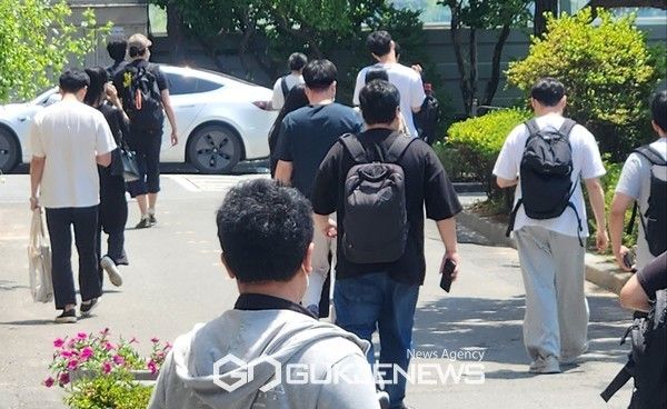 10일 대전 서구 갈마중학교에 마련된 시험장에서 응시생들이 공무원 시험을 마치고 걸어나오고 있다. 김영규 기자