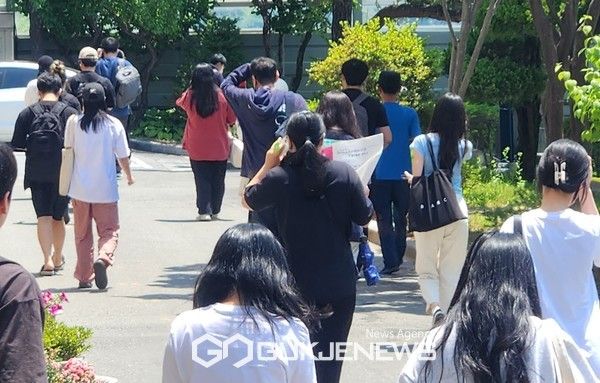 10일 대전 서구 갈마중학교에 마련된 시험장에서 응시생들이 공무원 시험을 마치고 걸어나오고 있다. 김영규 기자