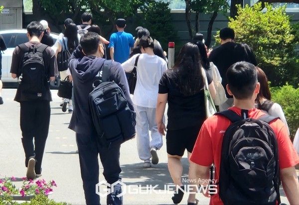 10일 대전 서구 갈마중학교에 마련된 시험장에서 응시생들이 공무원 시험을 마치고 걸어나오고 있다. 김영규 기자