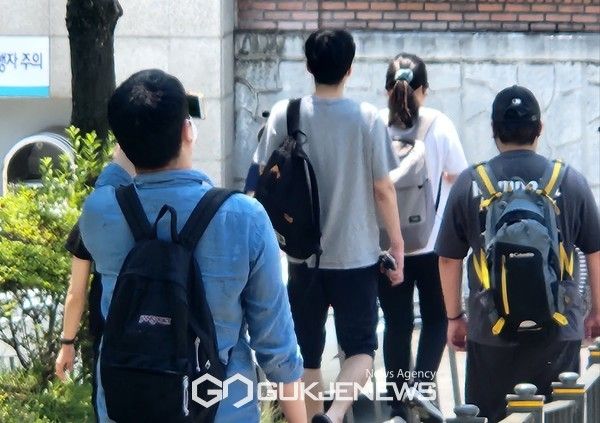 10일 대전 서구 갈마중학교에 마련된 시험장에서 응시생들이 공무원 시험을 마치고 걸어나오고 있다. 김영규 기자