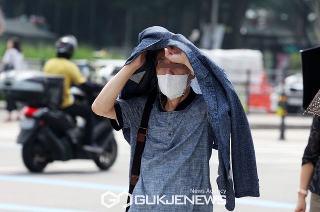 (서울=국제뉴스) 서울에 올해 첫 폭염 경보가 내려졌다. 기상청에 따르면 20일 오전 10시를 기해 서울 동남권·서남권, 대구, 경기 김포·연천·포천·가평·양주·의정부·파주·평택·안성·여주·광주·양평, 강원 화천·홍천 평지·춘천, 경북 칠곡 등지에 폭염경보가 발효됐다. 폭염 경보는 최고체감온도가 35도를 넘는 상태가 이틀 이상 계속되거나 더위로 큰 피해가 예상될 때 발령된다. 이날 폭염 경보가 내려진 서울 시내 거리에서 한 시민이 옷으로 햇빛을 가린 채 발걸음을 옮기고 있다.&nbsp;.&nbsp;./사진=이용우기자&nbsp;