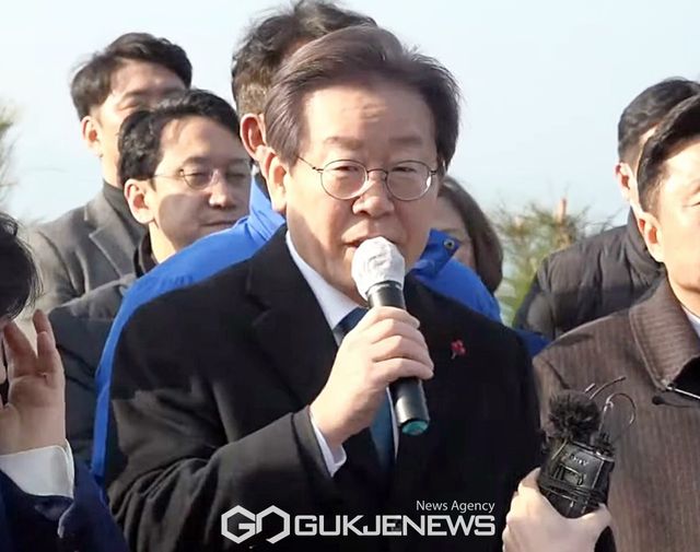 ▲이재명 더불어민주당 대표는 2일 오전&nbsp;&nbsp;부산 가덕도 신공항 부지 현장을 방문 모두발언을 하고 있다.(민주당)