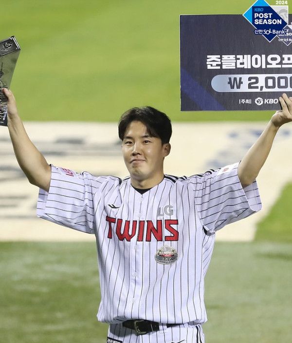 [2024 KBO 포스트시즌] 준플레이오프 - 시리즈 MVP이번 준플레이오프 시리즈 MVP는LG 트윈스의 임찬규 선수다!임찬규 선수는 2경기 2승 11 ⅓이닝 평균자책점 1.59 8탈삼진의 맹활약을 펼치며팀을 플레이오프로 이끄는 중요한 역할을 했다. (사진출처=KBO)