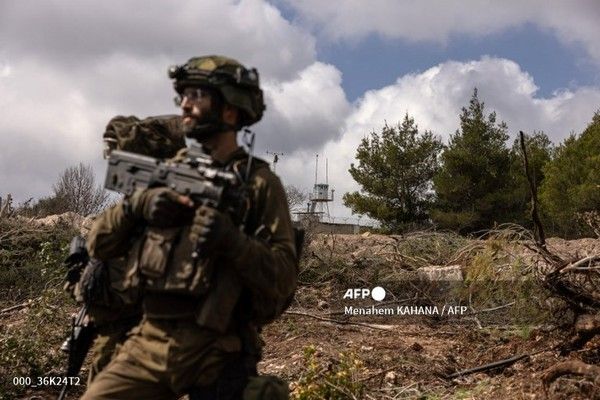 13일(현지시간) 레바논 남부 나쿠라에서 유엔평화유지군(UNIFIL)이 기지 근처를 순찰하고 있다. 사진제공/AFP통신