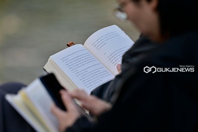 대한민국 노벨문학상 수상 한강 작가 여파로 책 읽는 시민들 늘어 (사진=안희영 기자)