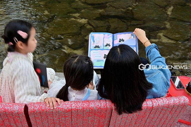 대한민국 노벨문학상 수상 한강 작가 여파로 책 읽는 시민들 늘어 (사진=안희영 기자)