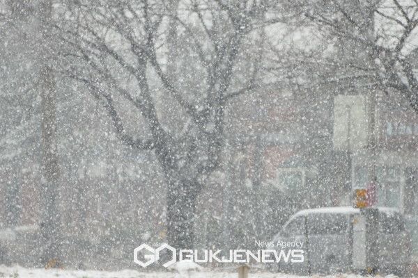 (동두천=국제뉴스) 이운안 기자 = 경기북부 지역 오전부터 폭설...많은 눈이 내리고 있다