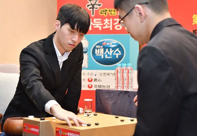 30일 부산 농심호텔에서 열린 제26회 농심신라면배 세계바둑 최강전 2차전에서 김명훈 9단이 판팅위 9단과 맞수를 두고 있다. / 사진=한국기원 제공