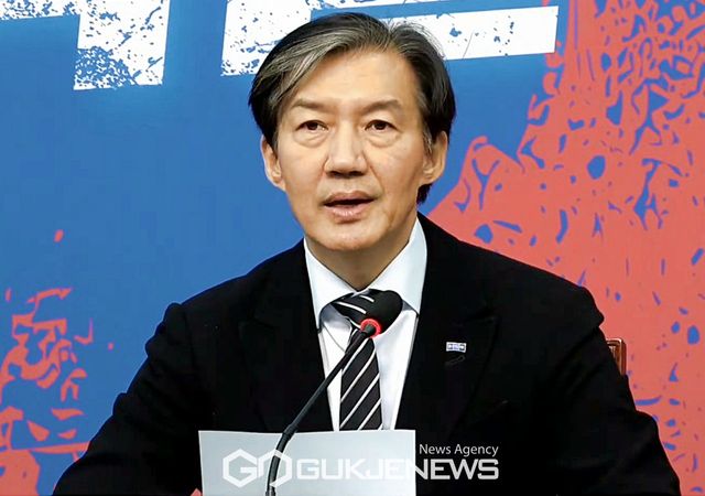 ▲조국혁신당 조국 대표는 11일 오전 국회에서 열린 최고위원회의에서&nbsp;윤석열-김건희 부부 정권에서 벌어지고 있는 해괴한 일은 8년 전 박근혜 정권 때와 참 닮았다고 말하고 있다./사진=이용우 기자