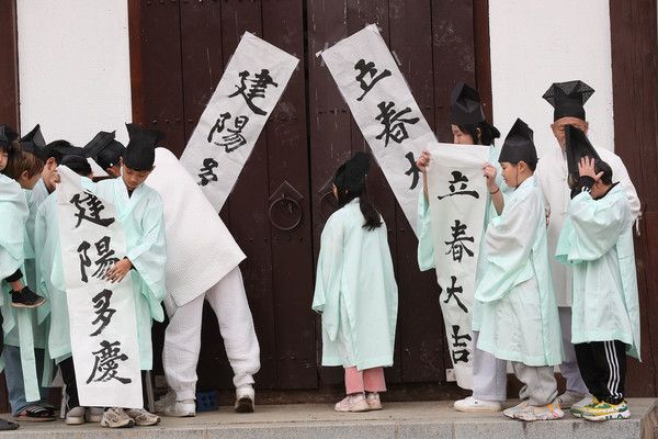 절기상 입춘을 앞두고 충남 논산 연산면 양지서당에서 유복엽 큰훈장과 유정우 훈장이 학생들과 함께 봄의 시작을 알리는 `입춘대길(立春大吉)', `건양다경(建陽多慶)' 입춘첩을 문에 붙이고 있다. 사진=국제뉴스