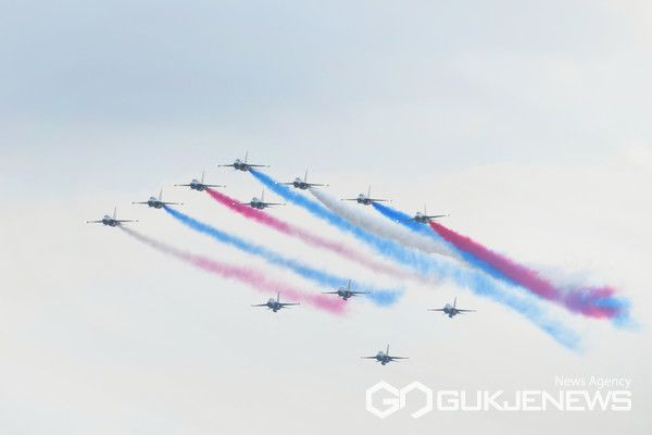 (사진제공=KAI)블랙이글스와 FA-50PH가 우정비행을 하고 있다.