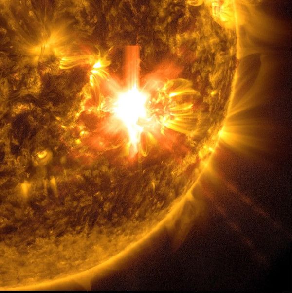 NASA의 태양 역학 관측소(Solar Dynamics Observatory)는 2024년 5월 10일에 이미지 중앙의 밝은 섬광에서 볼 수 있는 태양 플레어 이미지를 포착했다. 금색으로 착색된다. (사진출처=나사)