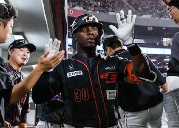 페라자 (사진출처=한화이글스SNS)