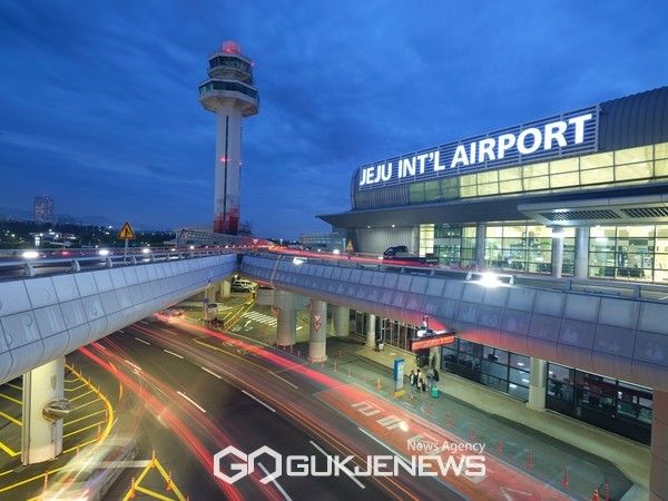 제주에 많은 비와 바람이 불면서 제주공항이 전면 마비되면서 출발·도착하는 모든 비행기들이 멈췄다.[사진=제주공항]
