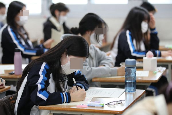 한 고등학교에서 고3수험생이 모의고사 시험문제를 꼼꼼하게 풀고 있다.
