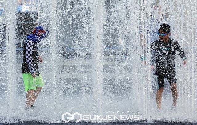 (서울=국제뉴스) 전국 대부분 지역에 폭염 경보가 내려진 가운데 오후 서울 종로구 광화문광장 바닥 분수에서 어린이들이 더위를 식히고 있다./사진=국제뉴스DB