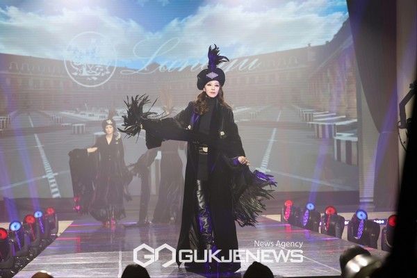 시니어 모델 이영숙, 랑유 김정아 디자이너 '2024/2025' 갈라쇼 빛냈다! [사진제공=앙크]