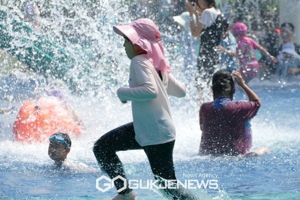 (의정부=국제뉴스) 이운안 기자 = 4일 경기북부지역은 낮 기온이 37 ℃를 넘나드는 올여름 최고 기온을 경신하며 더위 속에 시민들은 휴일을 맞아 찜통 더위를 피해 물놀이장을 찾아 더위를 식히고 있다.(사진.낙양물사랑공원에서 이운안 기자)