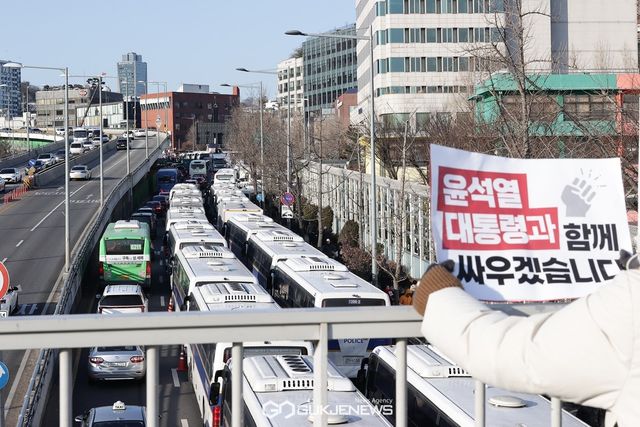 윤석열 대통령, 관저앞&nbsp;