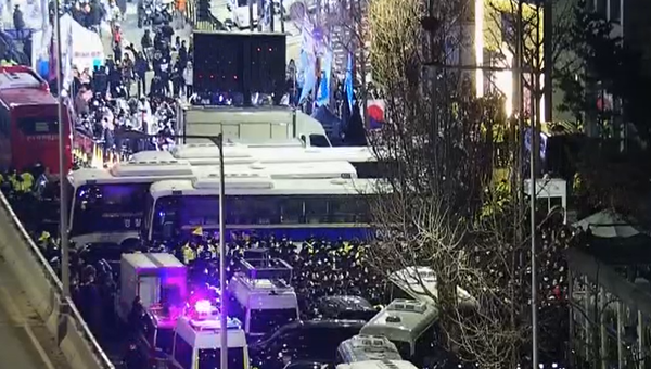 고위공직자범죄수사처(공수처)와 경찰이 15일 오전 서울 용산구 한남동 대통령 관저 앞에서 윤석열 대통령 2차 체포영장 집행에 나서고 있다./CCTV 영상 캡쳐&nbsp;