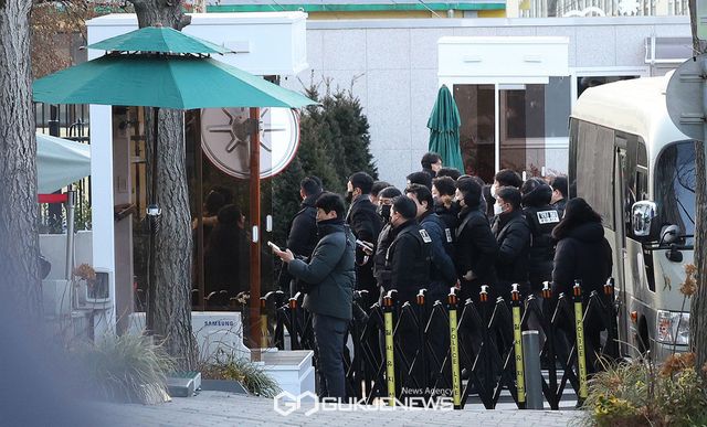 (서울=국제뉴스) 고위공직자범죄수사처(공수처)가 3일 윤석열 대통령 체포영장 집행을 시도한 가운데 서울 용산구 관저 앞에 경호처 직원들이 경계 근무를 서고 있다./사진=이용우기자