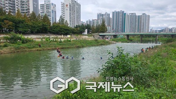 의정부 중랑천 불어난 물에 실종된 중학생 2일째 수색 중...의정부에서&nbsp;서울까지&nbsp;중랑천&nbsp;일대를&nbsp;수색.(사진제공.경기북부소방재난본부)