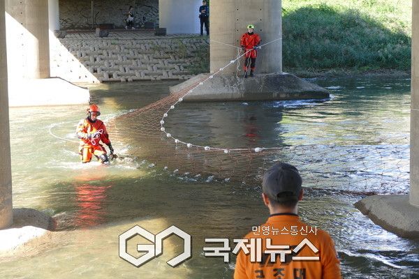 실종된 수색작업을 위해 중랑천에 설치했던 그물망을 철거하는 소방대원들.(사진=이운안 기자)