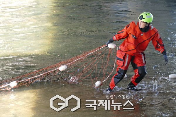 실종된 수색작업을 위해 중랑천에 설치했던 그물망을 철거하는 소방대원들.(사진=이운안 기자)