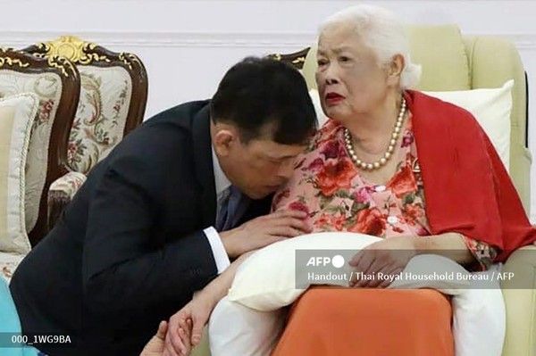 마하 와치랄롱꼰 태국 국왕과 시리킷 왕대비. 사진제공/AFP통신