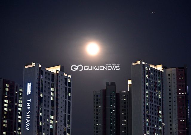 &nbsp;보름달 ‘슈퍼문’ 관찰 (사진=국제뉴스DB)