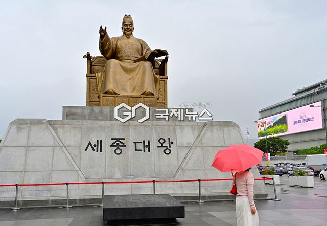 추석 연휴와 한글날, 서울 광화문광장 찾은 시민들 (사진=안희영 기자)