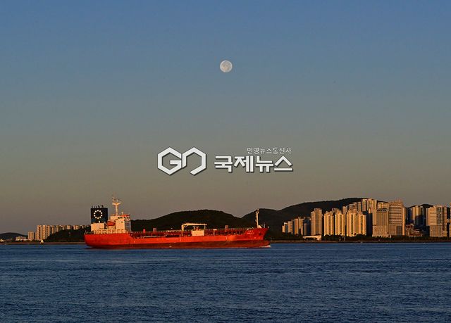 한가위 보름달, 비구름 걷힌 한로에 모습 보여 (사진=안희영 기자)